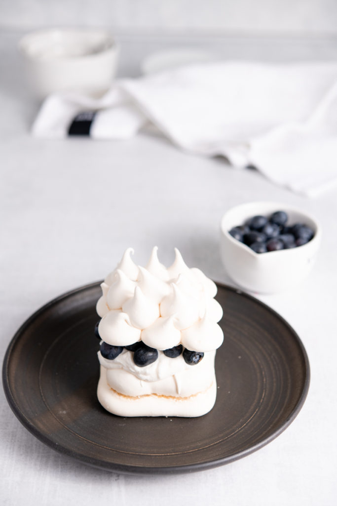 pavlova-sandwich-with-cream-and-blueberries